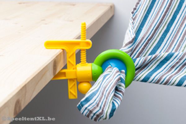 De klem kunt u bevestigen aan tafel.