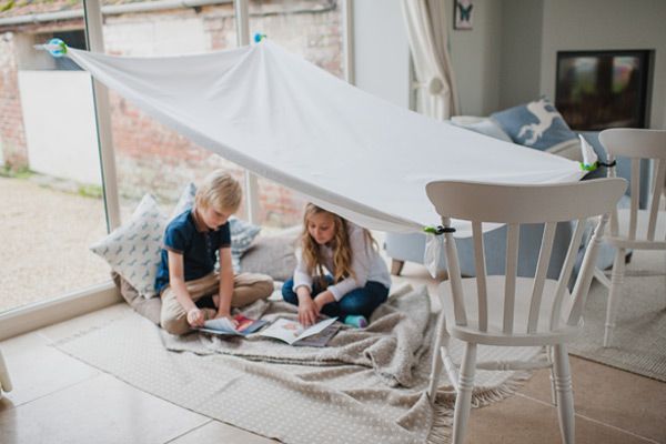 Maak uw tent met behulp van meubels en ramen.